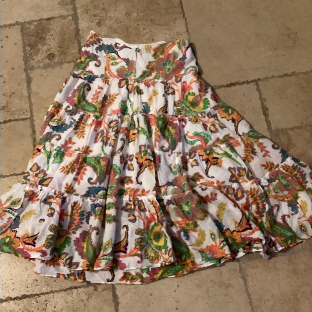 Floral Multicolor Women's Skirt Maxi-SZ L
Waist 13”
Length 32”
V1
